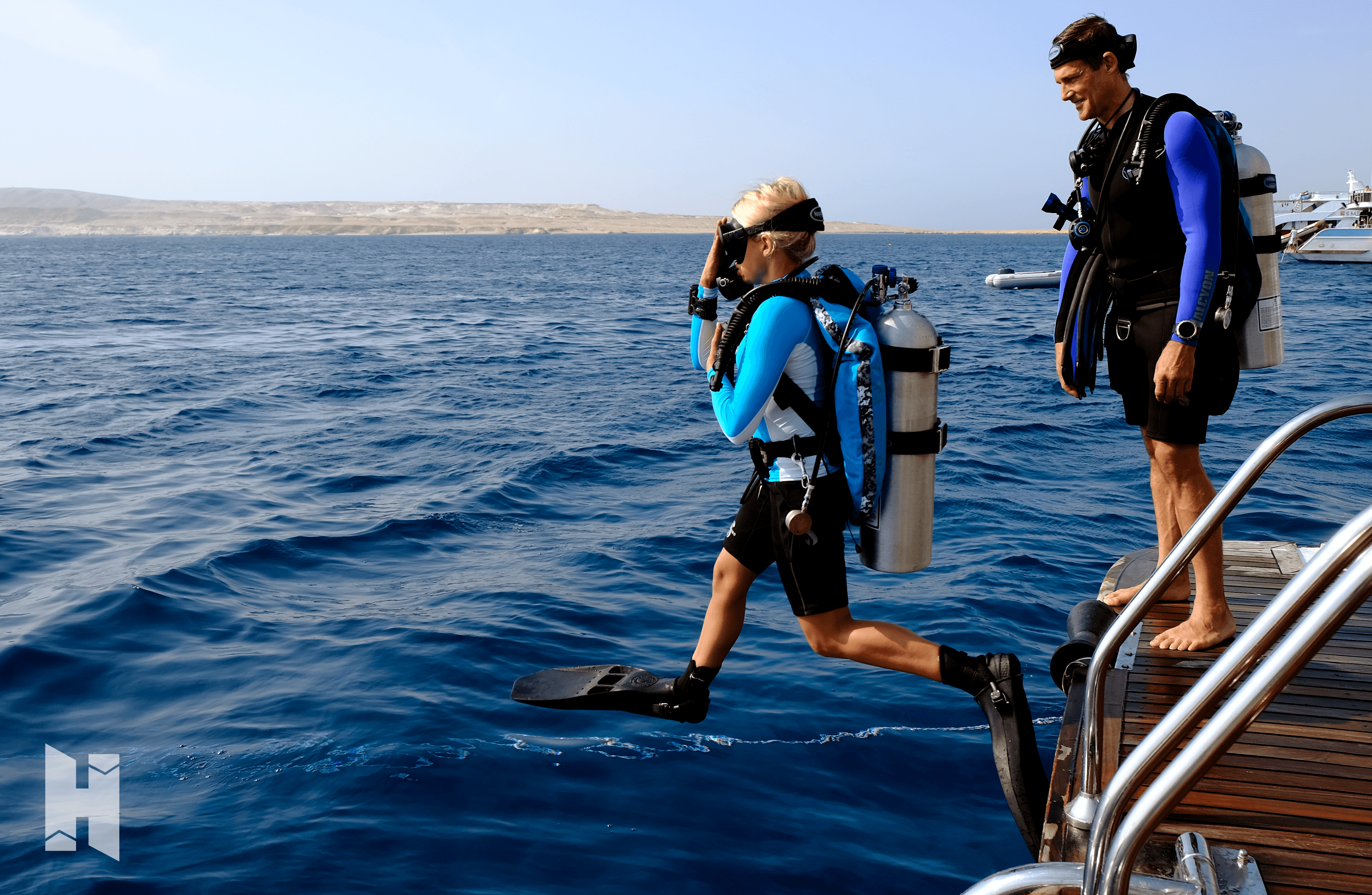 Single cylinder system divers entering water