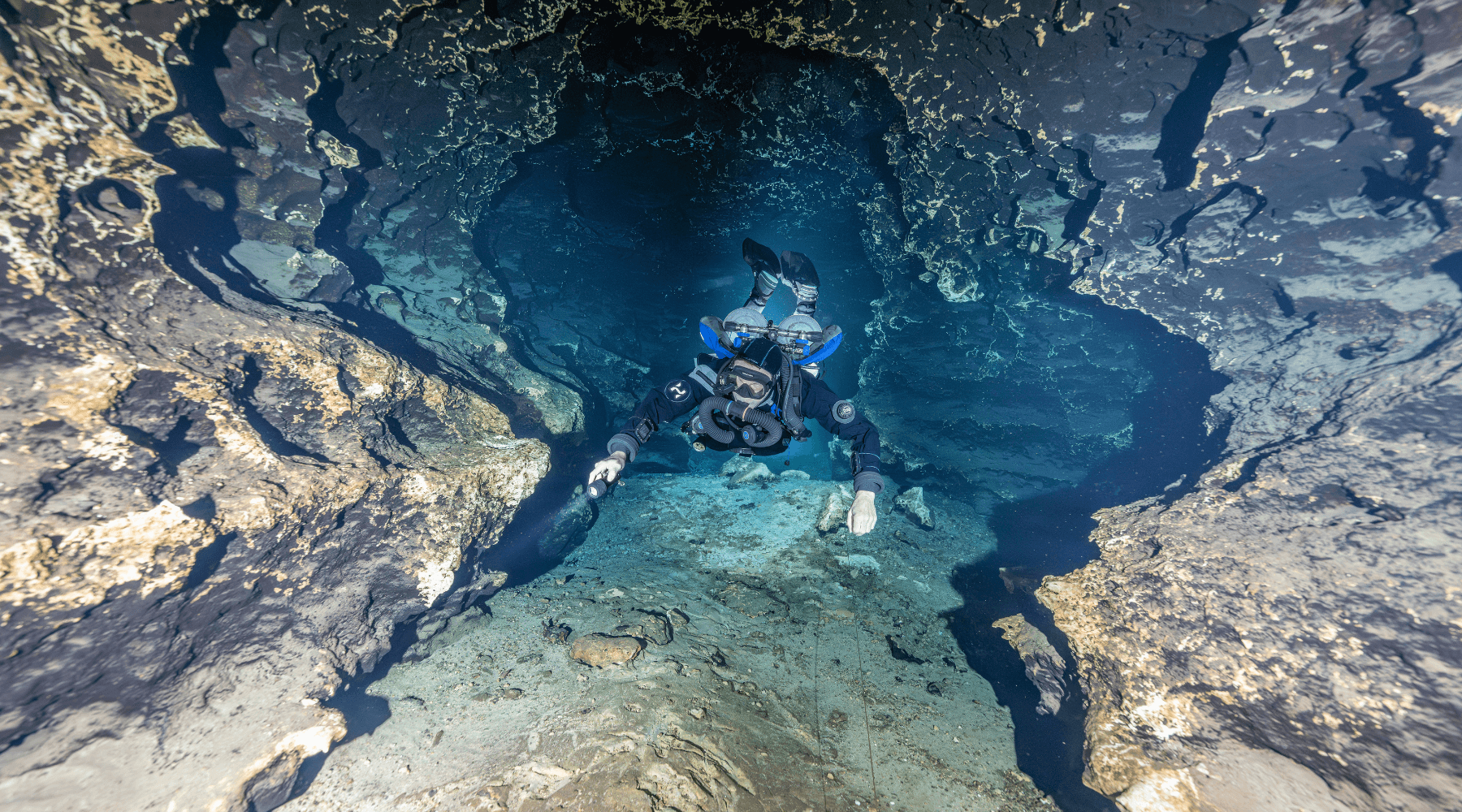 Diver using Photon in a cave